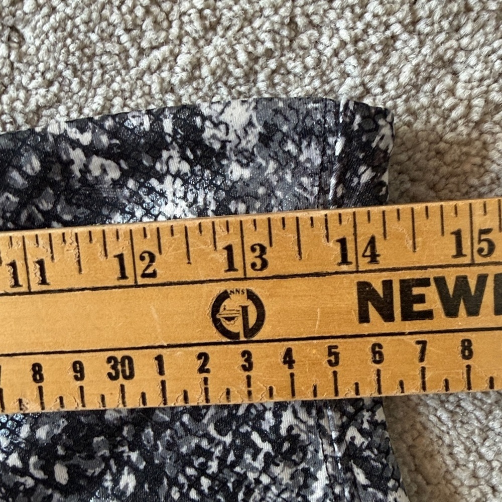 SPANX Womens Faux Leather Snake Shine Legging Size XL Grey Snake Contour - Picture 6 of 7